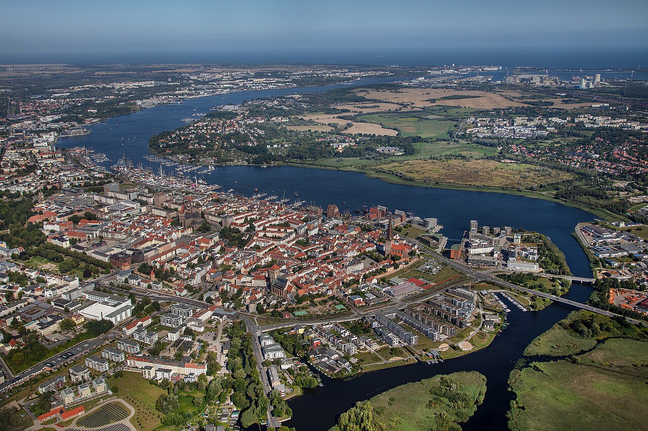 Luftbild von Rostock mit Unterwarnow und Stadthafen